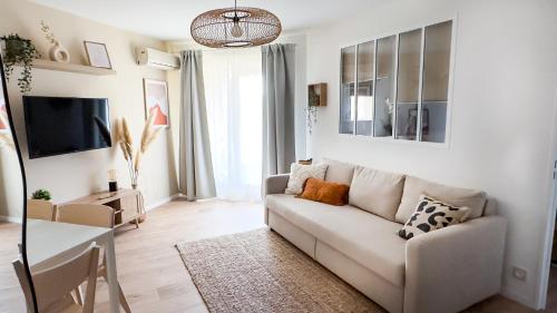 sala de estar con sofá y mesa en Terracotta by les Appartements Mistretta, en Sainte-Maxime
