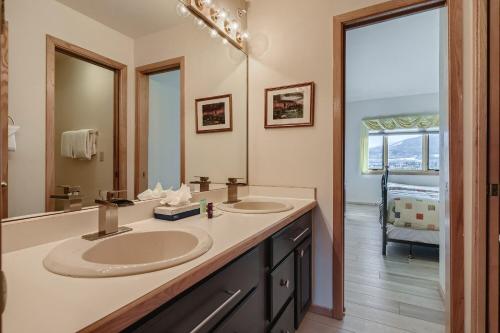 Ένα μπάνιο στο Lake Forest 304F Condo