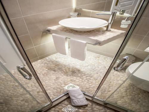 Kúpeľňa v ubytovaní Milos Bay Suites