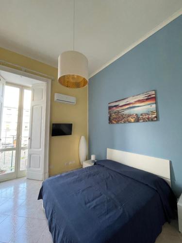 una camera blu con un letto e una parete blu di Maria Marì house a Napoli