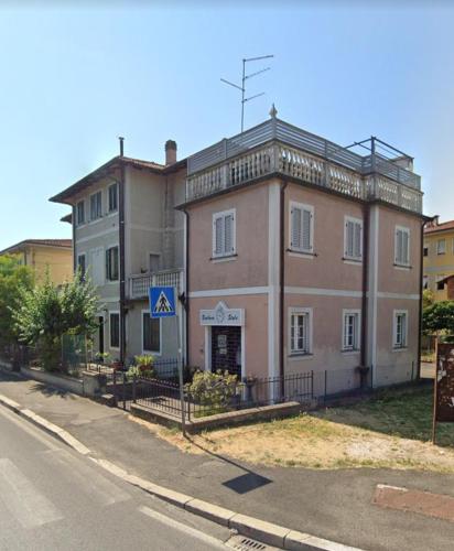 um grande edifício de tijolos ao lado de uma rua em La casa di Ale em Arezzo
