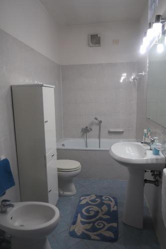 uma casa de banho com um WC, um lavatório e uma banheira em La casa di Ale em Arezzo
