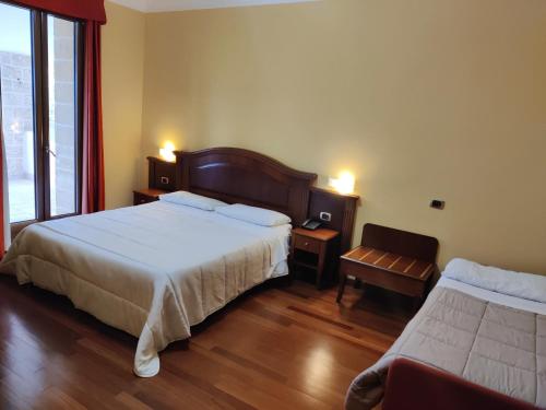 Schlafzimmer mit einem Bett, einem Schreibtisch und einem Fenster in der Unterkunft Antica Masseria Martuccio in Mesagne