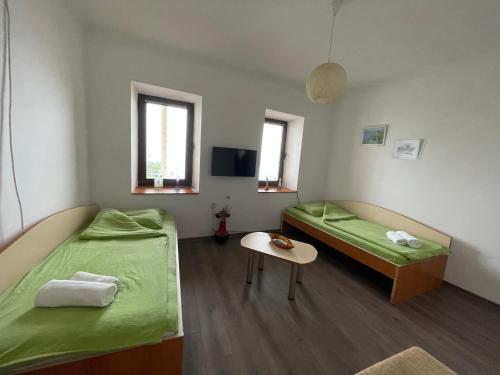 Habitación con 2 camas y mesa. en Savin Apartment, en Ohrid