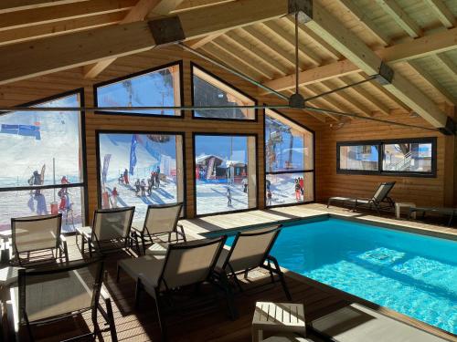 a room with a swimming pool in a house at Le Schuss in Châtel