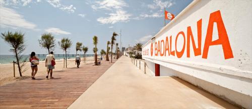 バダロナにあるBarcelona Badalona Playa Terrazaの海岸を歩く人々