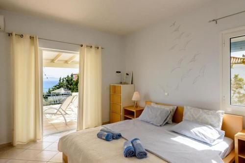 Posteľ alebo postele v izbe v ubytovaní Βίλα με Υπέροχη Θέα Porto Cheli Villa Luxury Kounoupisea