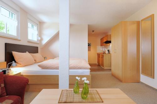 Een bed of bedden in een kamer bij Pension Burggaststätte Heyken
