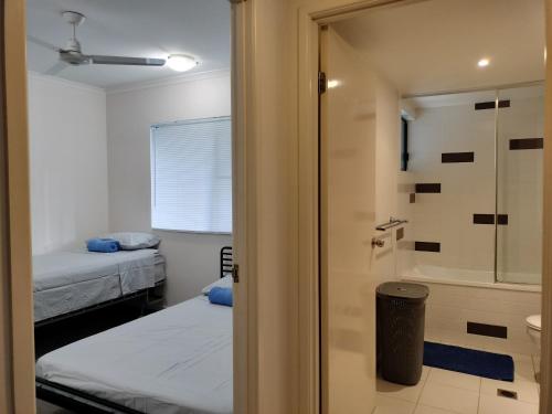 een kleine kamer met 2 bedden en een douche bij 3 bedroom 2 bath apartment in Cairns Queensland in Cairns