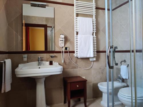 y baño con lavabo, aseo y espejo. en Antica Masseria Martuccio, en Mesagne