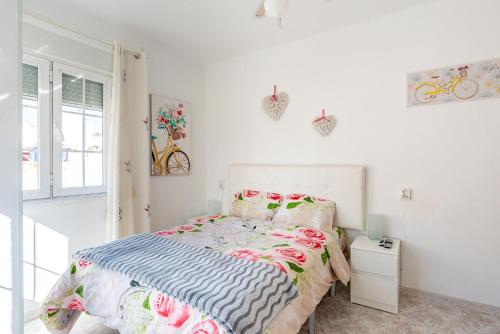 Habitación blanca con cama y ventana en Rooms Breeze & Sun, en Málaga