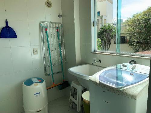 ein Bad mit einem Waschbecken und einer Dusche in der Unterkunft Res. Nona Martha in Bombinhas