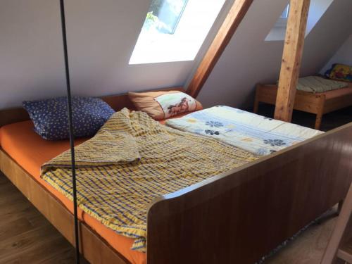 - un lit dans une chambre avec une échelle dans l'établissement Über den Dächern von Koblenz - Aussichts-Wohnung Naturpark Rheinblick, ruhig, zentrumsnah, Sport-Pool, à Coblence