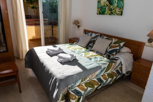 Un pat sau paturi într-o cameră la Apartamento Sereno 5 - Piscina, Garaje, Terraza y Playa