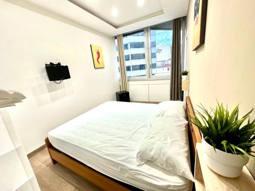 Postel nebo postele na pokoji v ubytování Vespucci Rooms