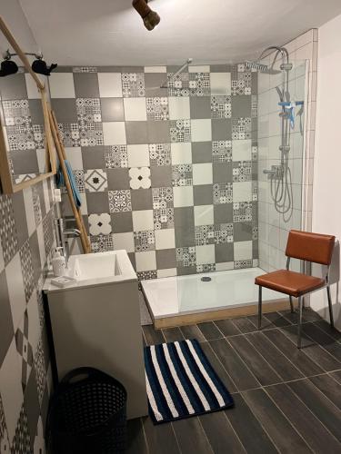 uma casa de banho com uma banheira, um lavatório e um chuveiro em Gîte des reculées em Ladoye-sur-Seille