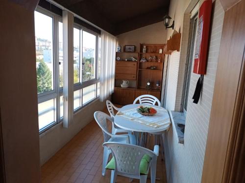ein kleines Esszimmer mit einem Tisch und Stühlen in der Unterkunft familiahorta in Coimbra
