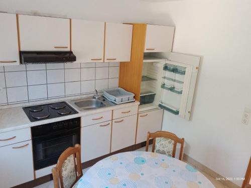 Kuchyňa alebo kuchynka v ubytovaní Apartman Tomić - Copacabana Beach Okrug Gornji
