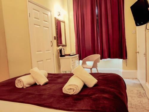 a bedroom with a bed with two towels on it at Wentworth House - Free Parking in Bath