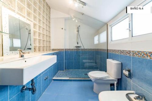 バレンシアにあるAtico Duplex Luminosoのバスルーム(洗面台、トイレ、シャワー付)