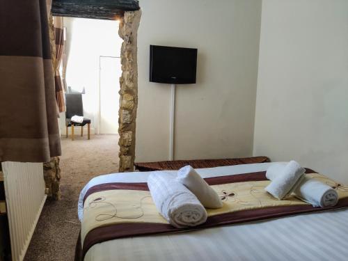 a bedroom with a bed with towels on it at Wentworth House - Free Parking in Bath
