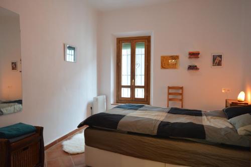 um quarto com uma cama e uma janela em Carmen de las Campanas em Granada