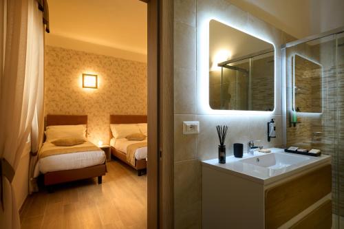Un ou plusieurs lits dans un hébergement de l'établissement D'AZEGLIO 62 LUXURY ROOMS