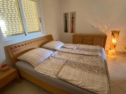 um quarto com uma cama com duas almofadas e uma janela em Seaview Luxury Penthouse Mare em Sal Rei