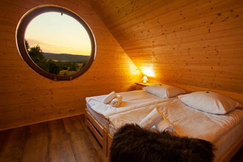 מיטה או מיטות בחדר ב-Drewniane domki z balią i widokiem na Góry - Klimatyczny Kompleks w Górach Izerskich #Widogruszka