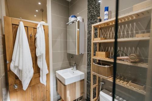 ボルトン・アビーにあるSTATION COTTAGE - Unique Accommodation with River Flowing through Gardenの洗面台とトイレ付きのバスルーム