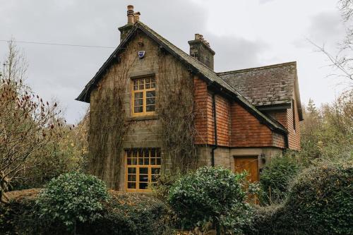 ボルトン・アビーにあるSTATION COTTAGE - Unique Accommodation with River Flowing through Gardenの古木造の家