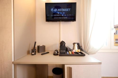 Télévision ou salle de divertissement dans l'établissement D'AZEGLIO 62 LUXURY ROOMS