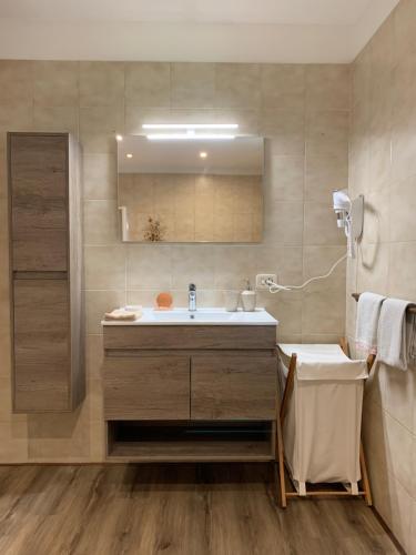 隆那戈的住宿－希里耶吉歐二世住宿加早餐旅館，浴室配有盥洗盆、镜子和浴缸