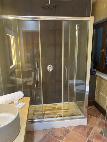 een glazen douche in een badkamer met een wastafel bij Colle De Siena Rooms in Cassino