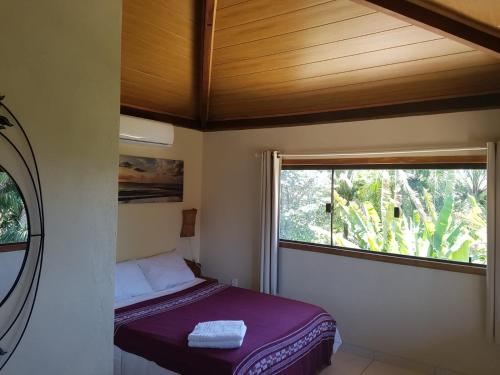 Cama pequeña en habitación con ventana en Pousada Casa Na Bolom, en Barra Grande