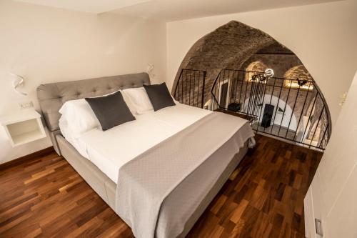 a bedroom with a bed in a room with an archway at C'era una volta in Assisi