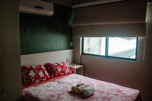 un dormitorio con una cama con un animal de peluche en Apartamento Rio das Ostras, Extensão do Bosque, en Rio das Ostras