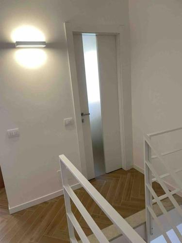 Zimmer mit einer Treppe und einer Tür mit Licht in der Unterkunft Sweet home... Parking inside in Azzano San Paolo