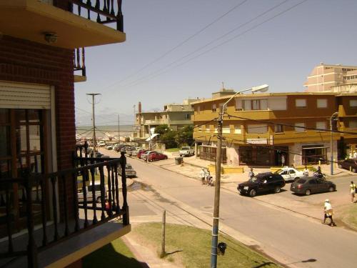una vista desde un balcón de una calle con coches al Ebro en Villa Gesell
