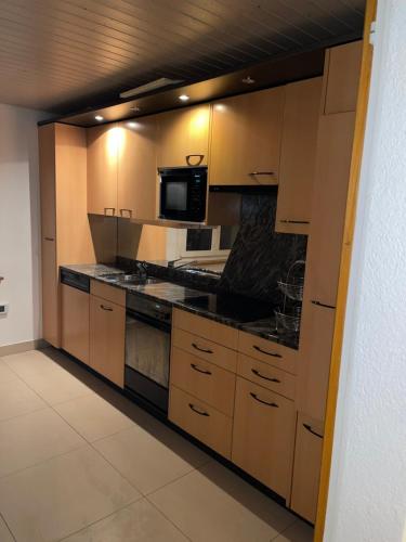 una cucina con piano cottura e forno a microonde di Private room for long term rent 1000-1200CHF per month a Bolligen