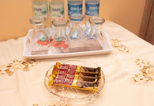 einen Tisch mit Brille und ein Tablett mit Süßigkeiten in der Unterkunft Agroturystyka Robinia in Bałtów