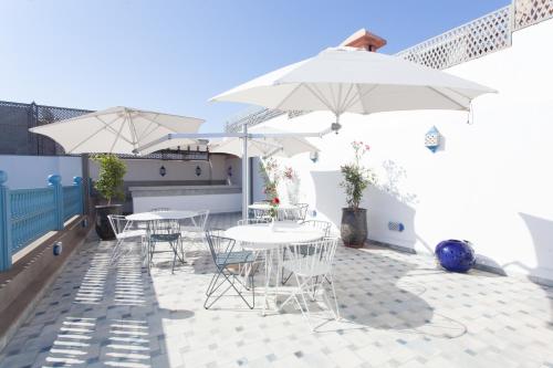 Balkón nebo terasa v ubytování Riad Le Perroquet Bleu Suites & Spa