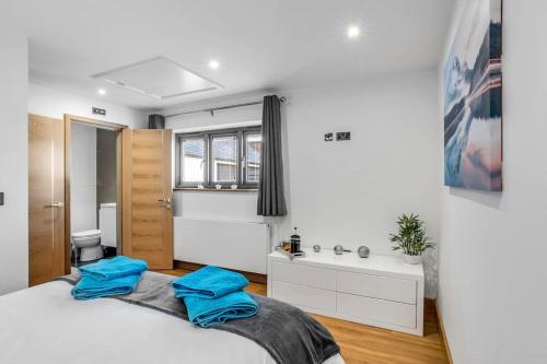 Giường trong phòng chung tại Isabel's wing! A stunning 2 bedroom Property