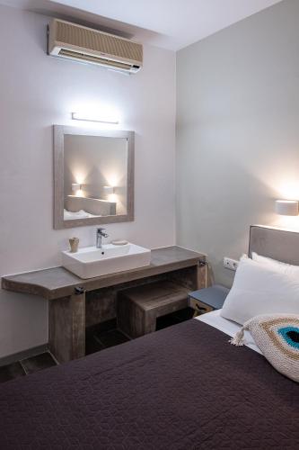 Una cama o camas en una habitación de Dilion Hotel