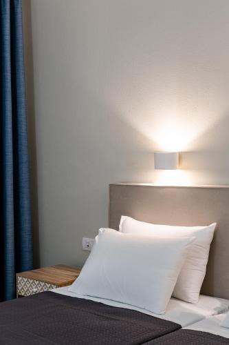 Una cama o camas en una habitación de Dilion Hotel
