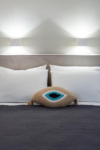 Una cama o camas en una habitación de Dilion Hotel