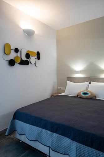 Una cama o camas en una habitación de Dilion Hotel