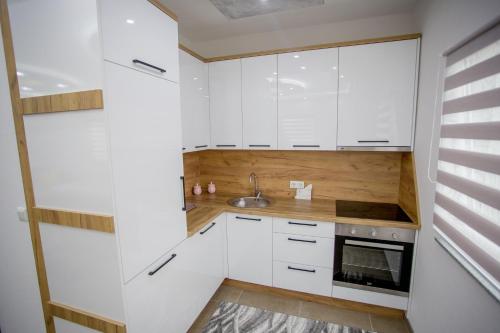 Η κουζίνα ή μικρή κουζίνα στο Lux Apartment jacuzzi - Mermer Brkić
