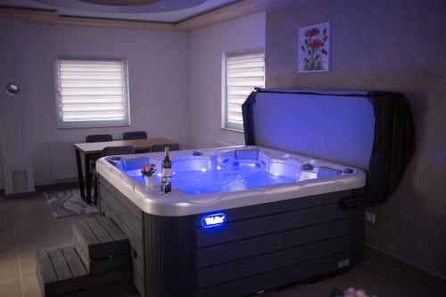 Φωτογραφία από το άλμπουμ του Lux Apartment jacuzzi - Mermer Brkić σε Dobrnja