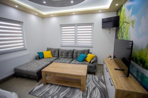 Μια τηλεόραση ή/και κέντρο ψυχαγωγίας στο Lux Apartment jacuzzi - Mermer Brkić
